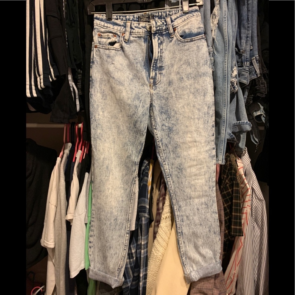 Size 25 A+F acid wash jeans!
